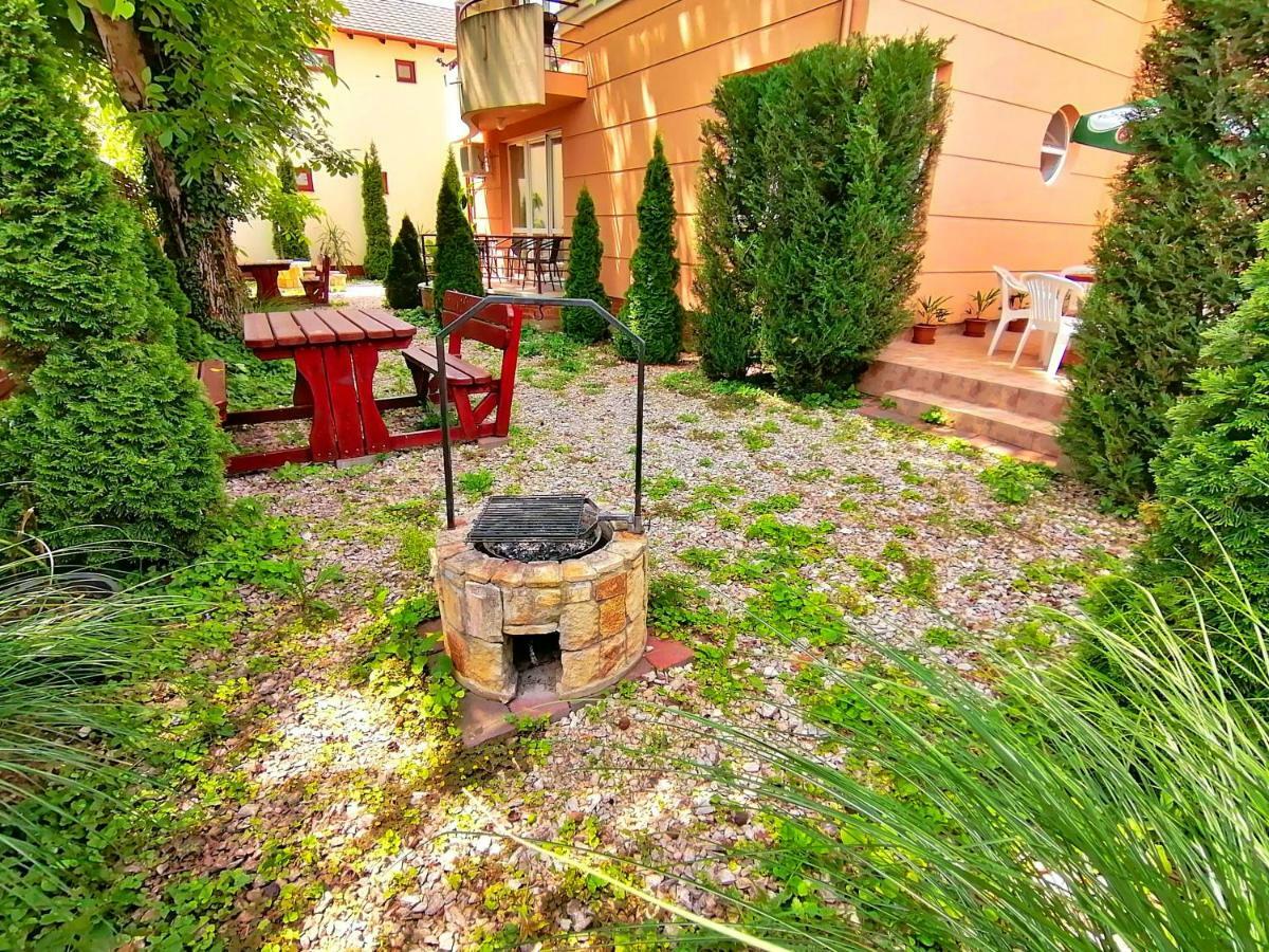 Villa Aida Apartman Hajdúszoboszló Exteriör bild