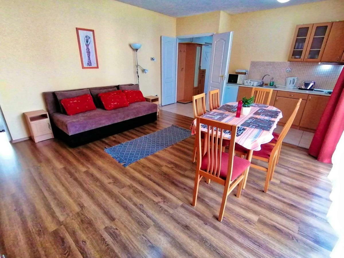Villa Aida Apartman Hajdúszoboszló Exteriör bild